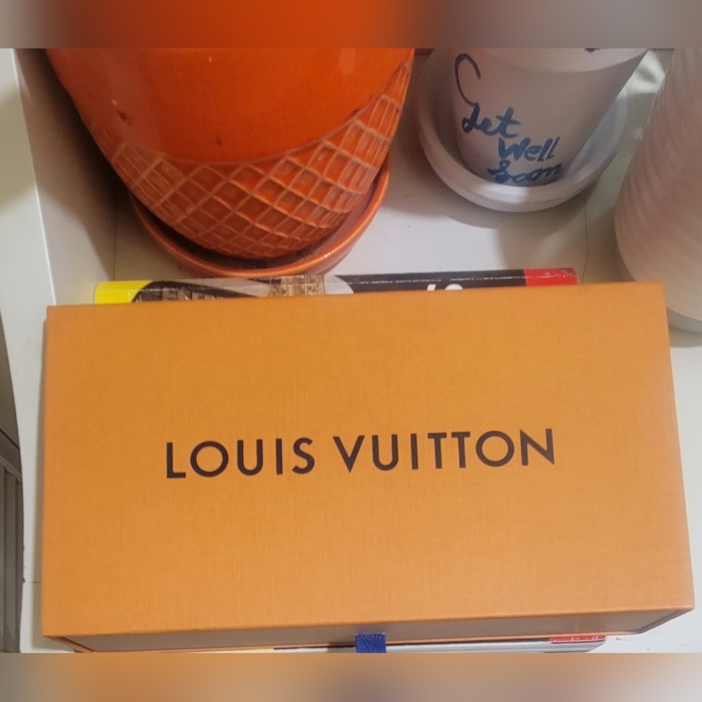 LV wallet box